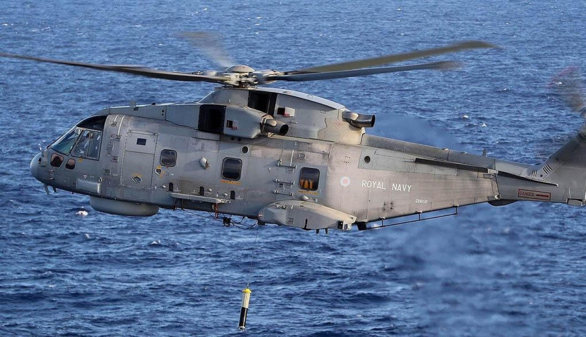 EH101 Merlin có thể được vũ trang với nhiều chủng loại vũ khí bao gồm rocket, súng máy và cả pháo 30mm, riêng phiên bản chống hạm còn có thể trang bị tên lửa diệt hạm, ngư lôi, thủy lôi.