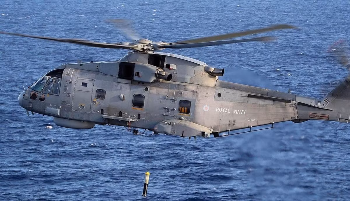 EH101 Merlin có thể được vũ trang với nhiều chủng loại vũ khí bao gồm rocket, súng máy và cả pháo 30mm, riêng phiên bản chống hạm còn có thể trang bị tên lửa diệt hạm, ngư lôi, thủy lôi.