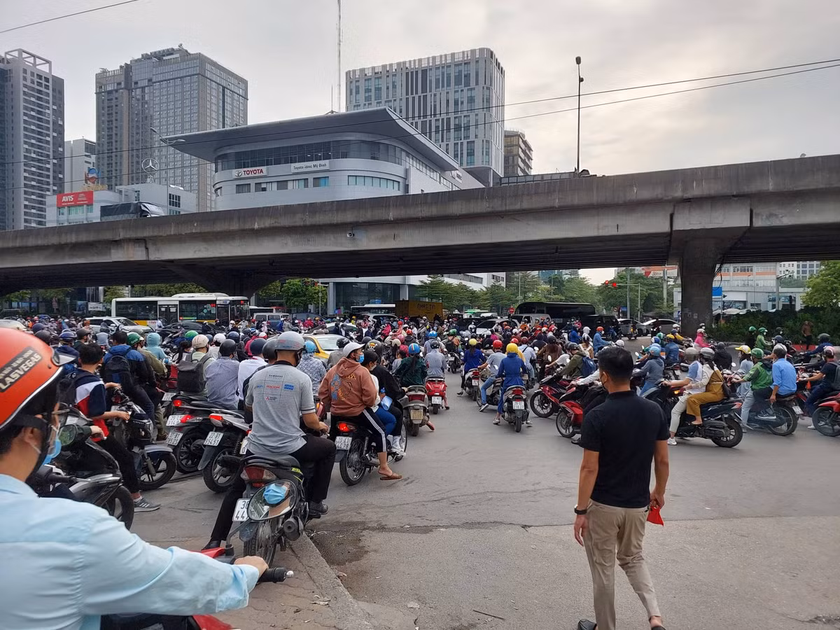  Nút giao Nguyễn Hoàng - Phạm Hùng, ngay trước cổng bến xe Mỹ Đình thường xuyên xảy ra ùn tắc vào giờ cao điểm.