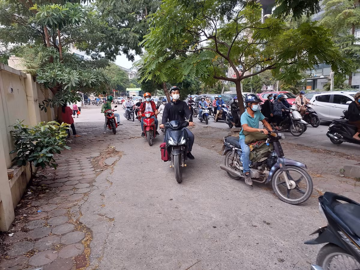 Để tránh ùn tắc và không phải chờ đợi, không ít người dân đã chọn cách lao lên vỉa hè.
