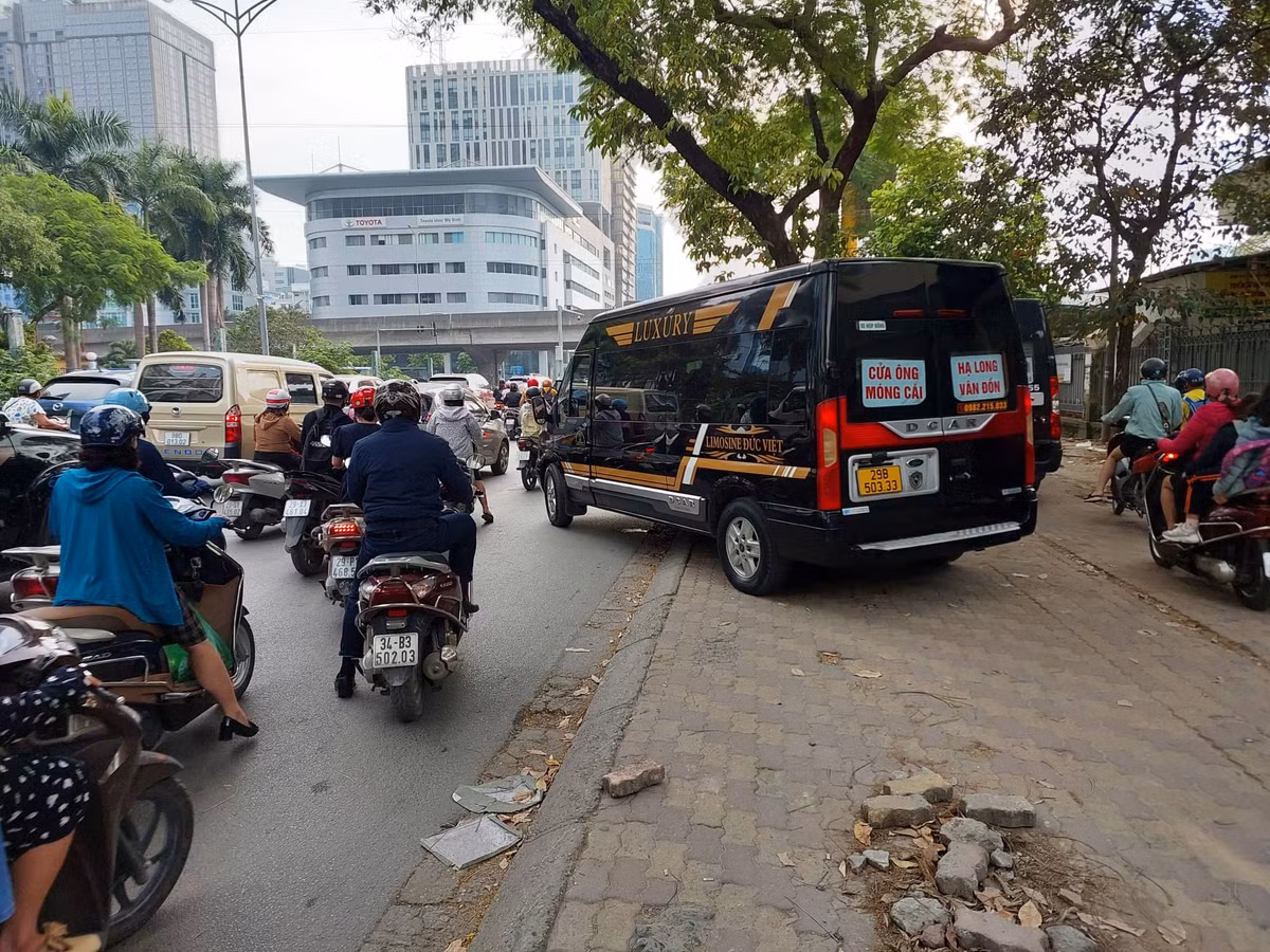 Xe khách hoạt động trái quy định tung hoành trên tuyến đường Nguyễn Hoàng - ngay sát bến xe Mỹ Đình.