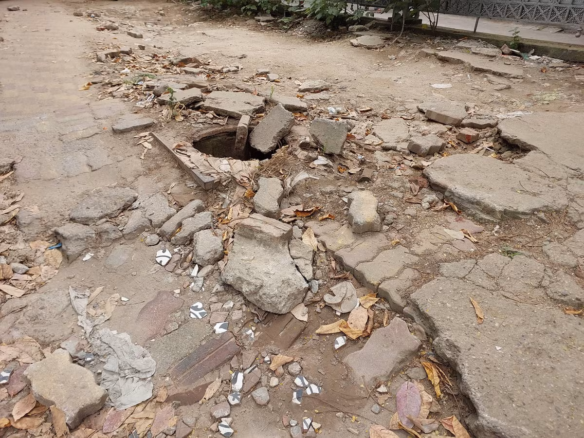 Ổ gà, ổ voi chằng chịt, nắp cống bị mất... khiến cho phần vỉa hè không chỉ xấu xí, mà còn tiềm ẩn nguy hiểm chết người.