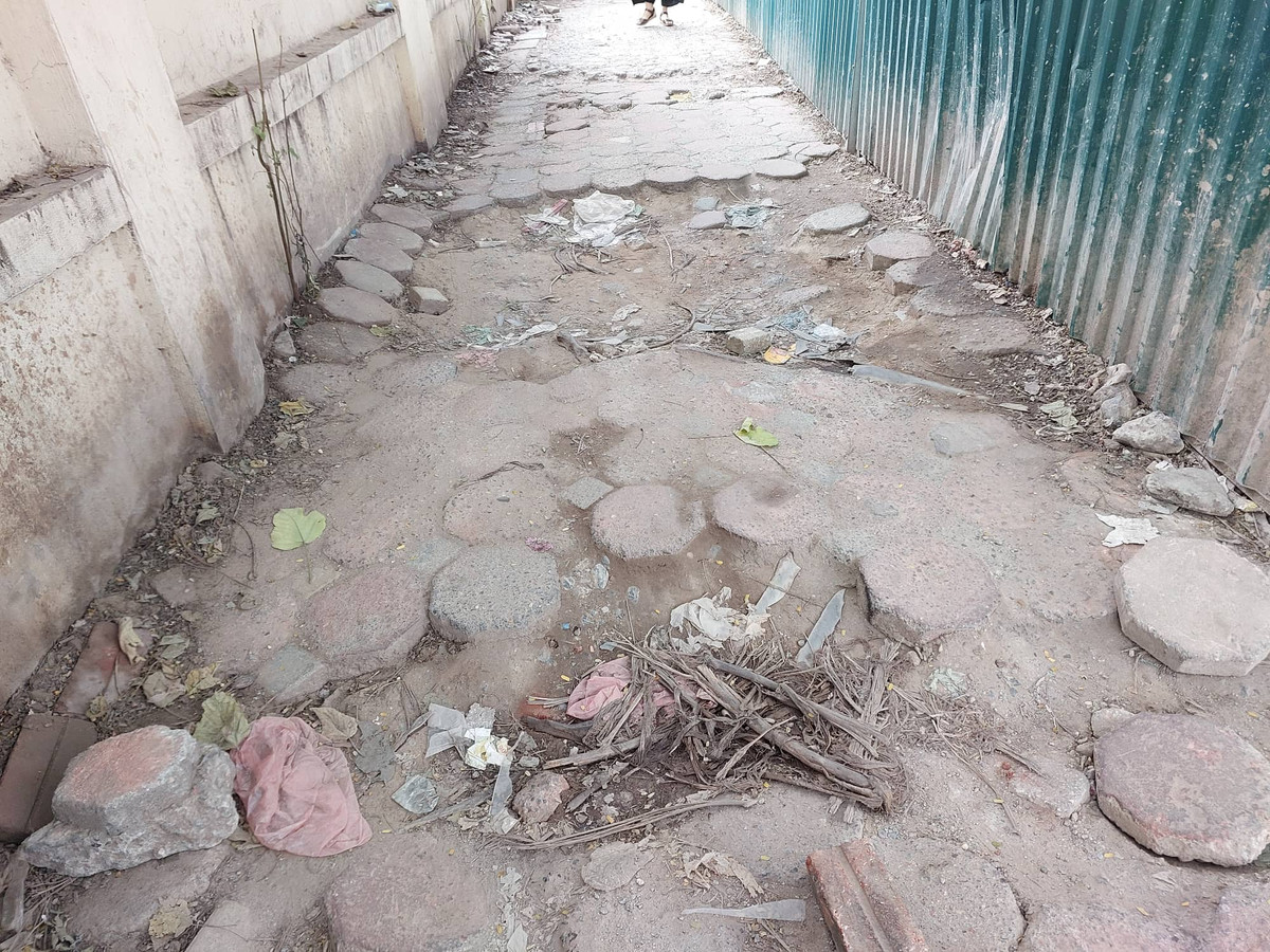 Do phải gồng gánh hàng nghìn lượt xe máy đi qua mỗi ngày, gạch lát vỉa hè tuyến đường Nguyễn Hoàng đã bị cày nát, xới tung lên, ngập ngụa rác thải và đọng nước mỗi khi trời mưa.