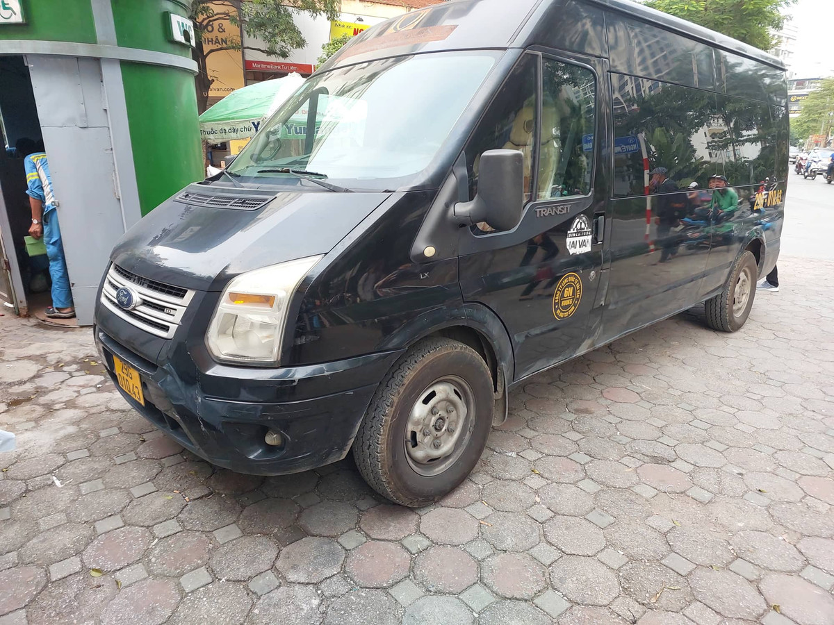 Tình trạng xe Limousine dừng đỗ chễm chệ trên vỉa hè, chiếm dụng một khoảng diện tích lớn không khó bắt gặp nhưng không bị lực lượng chức năng phát hiện, xử lý.