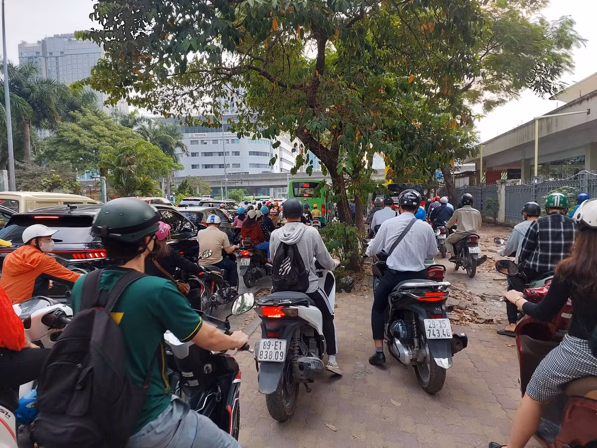 Vỉa hè đã trở thành lòng đường vào mỗi giờ cao điểm.