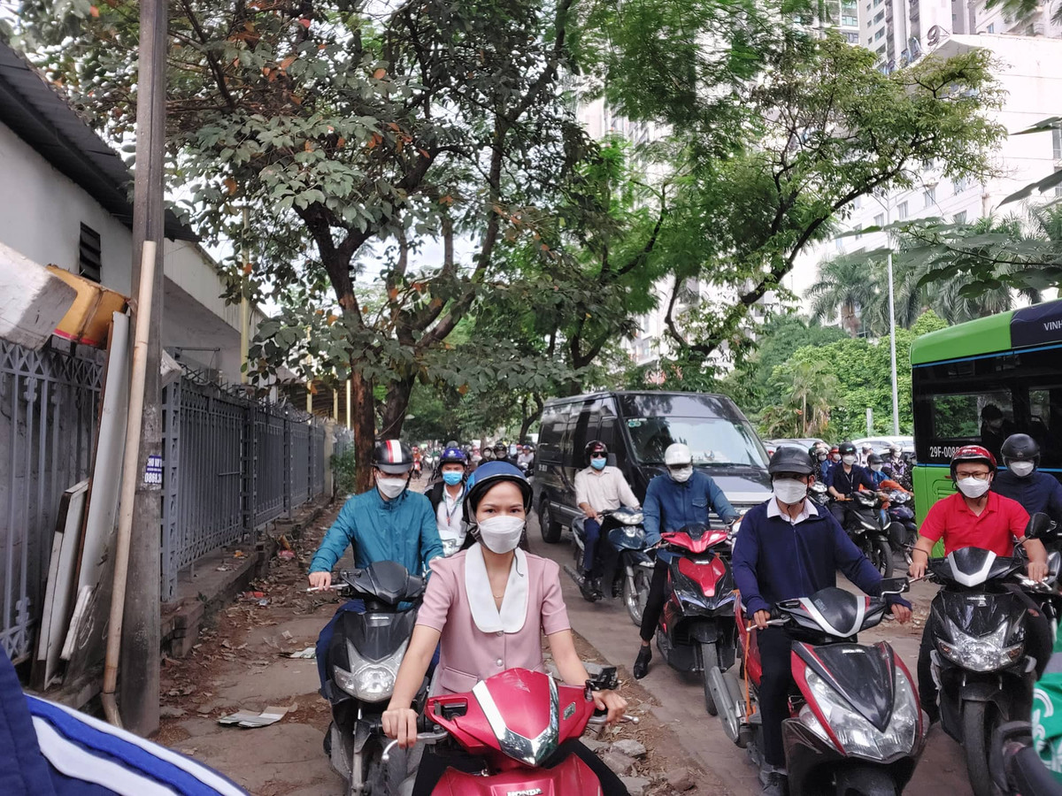Lưu lượng xe trên vỉa hè dày đặc không khác gì dưới lòng đường, gây nguy hiểm cho những người đi bộ.