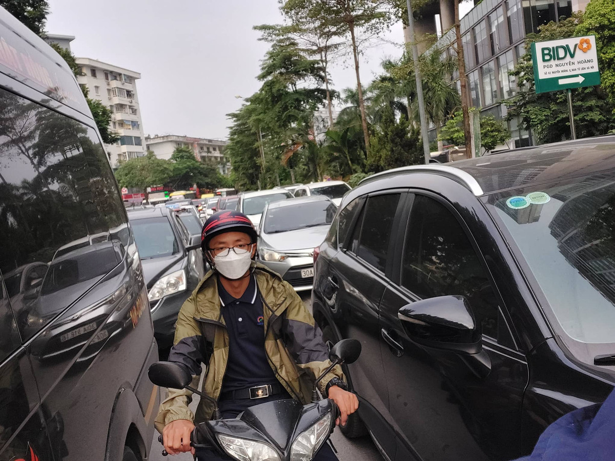 Ghi nhận của PV Báo Tri thức và Cuộc sống, trong các khung giờ từ 7 - 8h30 sáng và 17h - 19h30 tối hàng ngày, tuyến đường Nguyễn Hoàng luôn rơi vào tình rạng ùn tắc kéo dài, người tham gia giao thông khốn khổ vì mệt mỏi nối đuôi chờ di chuyển.