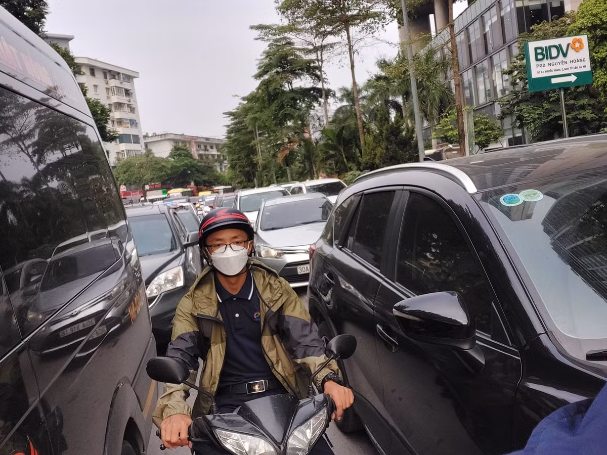 Ghi nhận của PV Báo Tri thức và Cuộc sống, trong các khung giờ từ 7 - 8h30 sáng và 17h - 19h30 tối hàng ngày, tuyến đường Nguyễn Hoàng luôn rơi vào tình rạng ùn tắc kéo dài, người tham gia giao thông khốn khổ vì mệt mỏi nối đuôi chờ di chuyển.