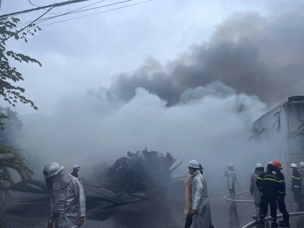 Anh Phong (người sống gần hiện trường) cho biết: Sau gần một giờ bùng phát, khói đen vẫn bốc nghi ngút. Tôi cảm thấy mùi khét nồng nặc, giống như mùi nhựa cháy.