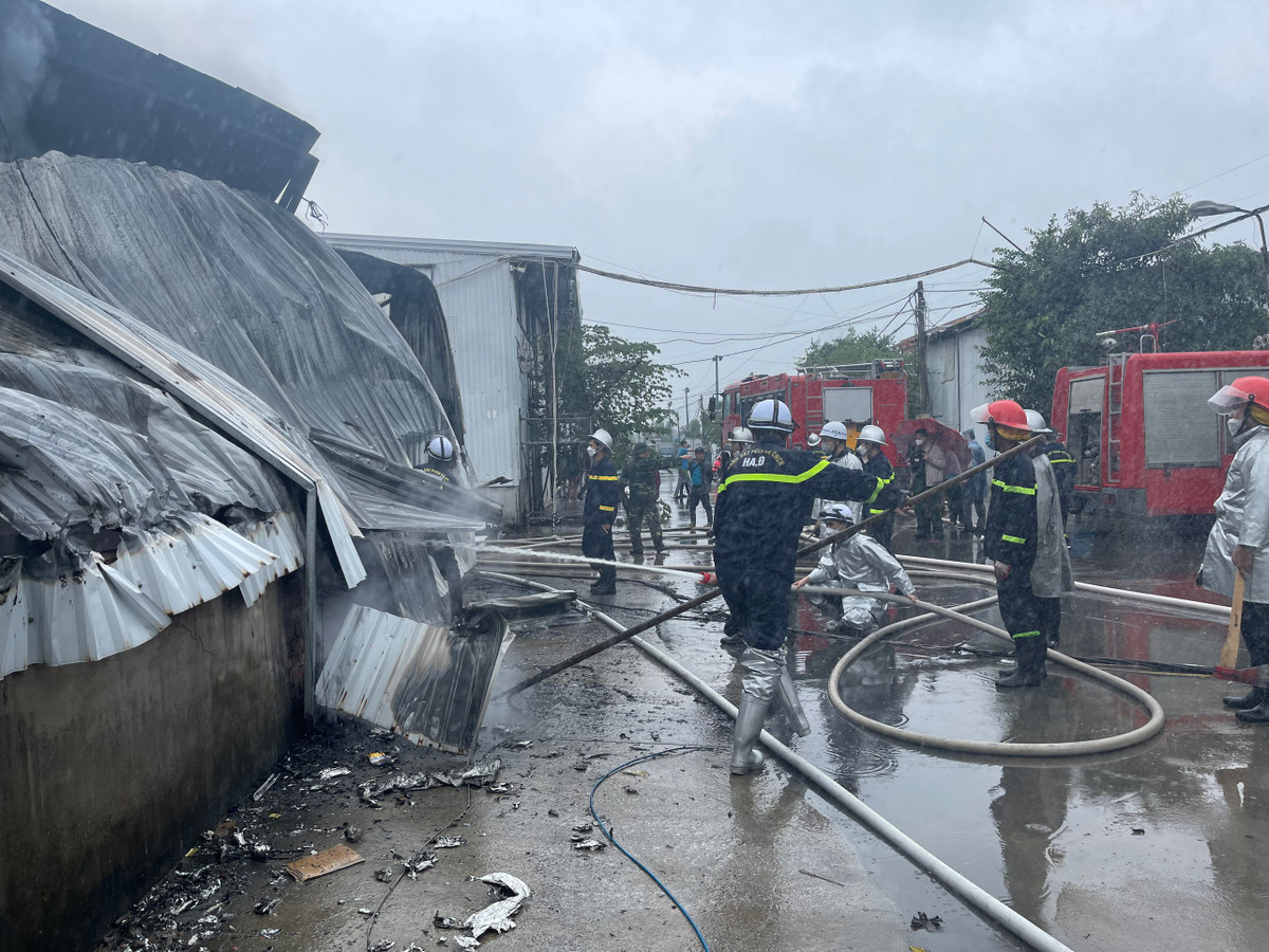 Sau nửa tiếng, đám cháy vẫn bùng lên dữ dội, cột khói đen bốc cao. Nhận định tình hình cháy, lực lượng Cảnh sát PCCC&amp;CNCH đã điều động 07 xe chữa cháy và gần 50 cán bộ chiến sĩ xuống hiện trường.