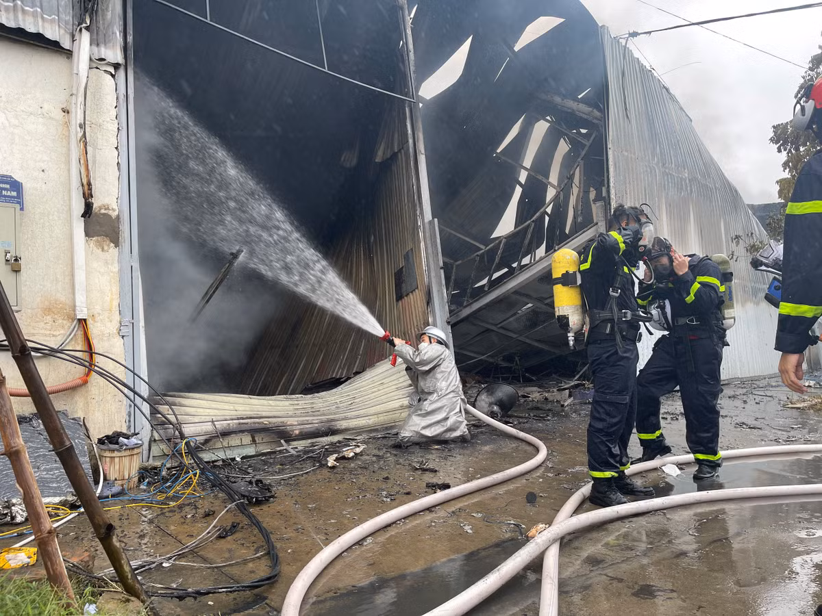 Đến khoảng 8h15 phút, lực lượng cảnh sát PCCC đã khống chế, không để cháy lan sang khu vực lân cận.