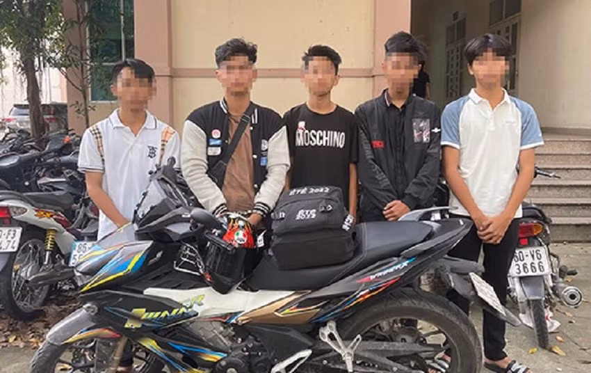  Bắt nhóm truy sát thiếu niên 13 tuổi: Ngày 24/10, Công an tỉnh Đồng Nai đã tạm giữ 5 nghi can tham gia vụ ẩu đả khiến một thiếu niên 13 tuổi tử vong. Theo điều tra, Nguyễn Thái Tú có mâu thuẫn với Nguyễn Đồng Hiệp (ngụ phường Trảng Dài) nên hẹn tối 22/10 ra nói chuyện để giải quyết. Hiệp đã chở thêm em C.H.T (13 tuổi) đến điểm hẹn. Tại đó, em T. đã bị Hiếu và Luân tấn công bằng dao và mã tấu khiến em tử vong.