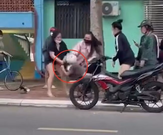  Nữ sinh bị đánh hội đồng dã man bằng mũ bảo hiểm: Sáng 24/10, một lãnh đạo UBND phường 7, TP Vũng Tàu cho biết, đã nắm được thông tin sự việc xảy ra trên địa bàn, hiện công an phường đang khẩn trương điều tra. Nữ sinh bị đánh là em P.N.P.U. (học sinh lớp 10, Trường Việt Mỹ Vũng Tàu - VASCHOOLS). Theo đó, chiều 16/10, do mâu thuẫn với 1 nữ sinh trên mạng xã hội, em U. đã bị người này nhờ người khác đánh dằn mặt. Trong đoạn clip, U. đã bị đánh liên tiếp bằng mũ bảo hiểm vào vùng đầu và mặt, gây thương tích nghiêm trọng.