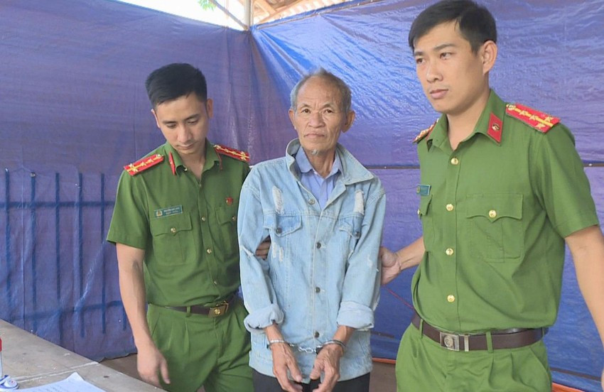  Bắt người đàn ông đâm bạn nhậu trọng thương: Ngày 24/10, Công an tỉnh Đắk Lắk đã khởi tố vụ án, khởi tố bị can và bắt tạm giam bốn tháng Võ Trọng Nhuần (57 tuổi, ngụ xã Ea Kly, huyện Krông Pắk) để điều tra về hành vi giết người. Tối 10/6, Nhuần đến nhà ông Hoàng Thanh Hằng (63 tuổi, ngụ xã Ea Kmút, huyện Ea Kar) để uống rượu. Một lúc sau, ông L.K.H. (51 tuổi, ngụ xã Ea Kmút) đến ngồi nhậu cùng. Sau đó, hai người xảy ra mâu thuẫn. Sẵn có men rượu trong người, Nhuần dùng dao đâm liên tiếp nhiều nhát vào người ông H. Rất may, ông H. được cấp cứu kịp thời nên giữ được tính mạng.