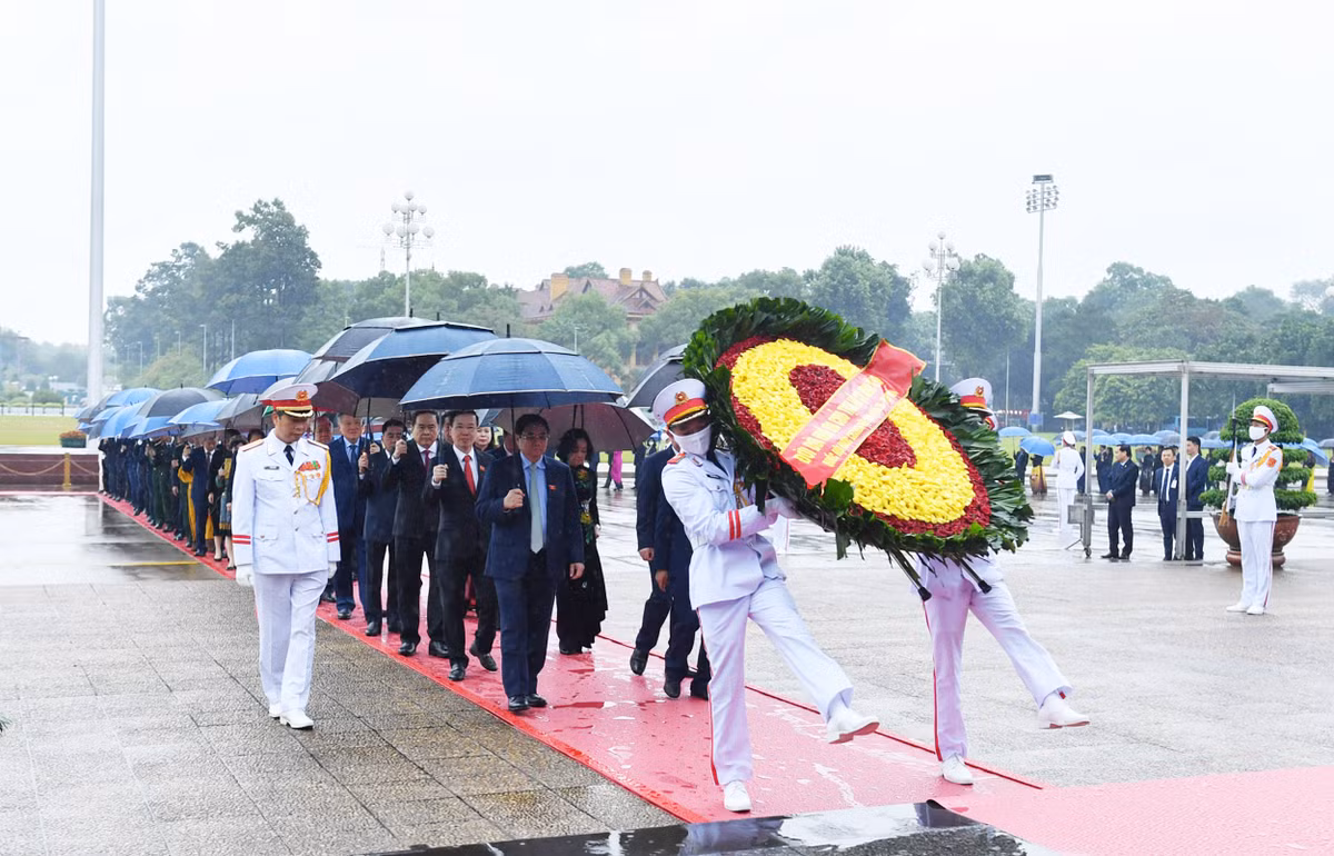 Trong tiếng quân nhạc trang nghiêm, các đồng chí lãnh đạo Đảng, Nhà nước, các đại biểu Quốc hội kính cẩn nghiêng mình, tỏ lòng biết ơn vô hạn, lòng thành kính tưởng nhớ công lao to lớn của Chủ tịch Hồ Chí Minh đối với sự nghiệp đấu tranh giải phóng dân tộc, thống nhất đất nước, xây dựng Tổ quốc Việt Nam xã hội chủ nghĩa hòa bình, độc lập, thống nhất.