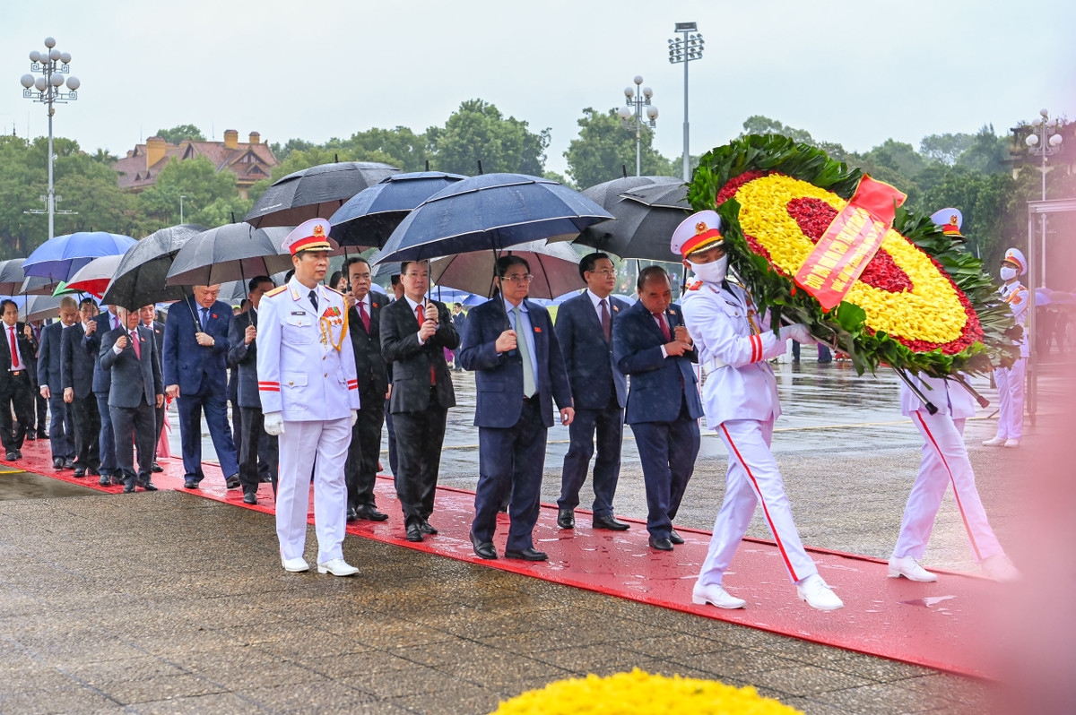 Kết thúc lễ viếng, các Đại biểu Quốc hội trở về Nhà Quốc hội dự Lễ khai mạc Kỳ họp thứ 4 Quốc hội khóa XV diễn ra lúc 9h sáng cùng ngày tại Phòng họp Diên Hồng, Nhà Quốc hội, Thủ đô Hà Nội.