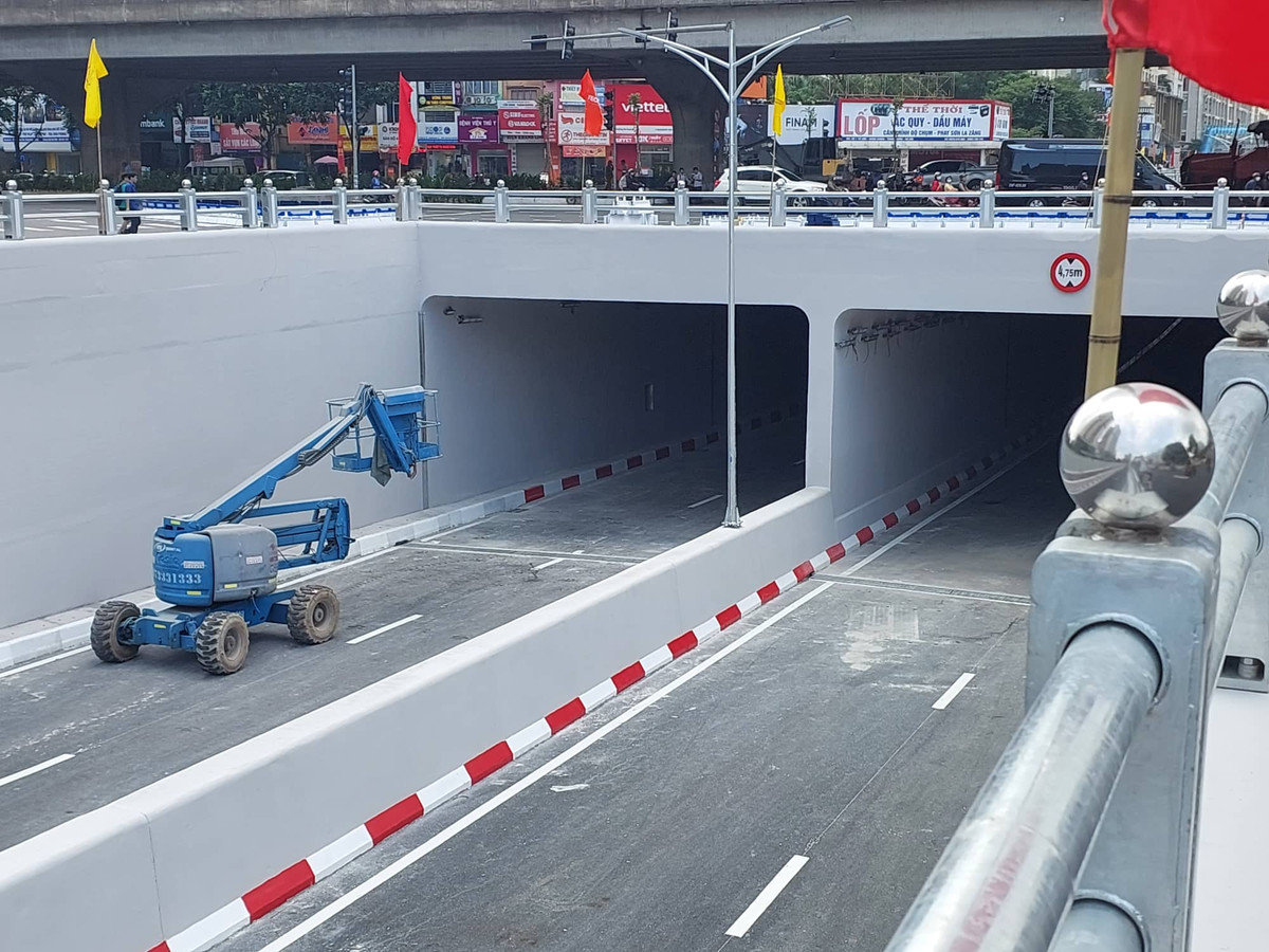 Hầm được thiết kế bằng kết cấu bê tông cốt thép với tổng chiều dài hầm và gờ chắn hai đầu hầm khoảng 475 m. Chiều cao tối đa cho phép là 4.75m. 