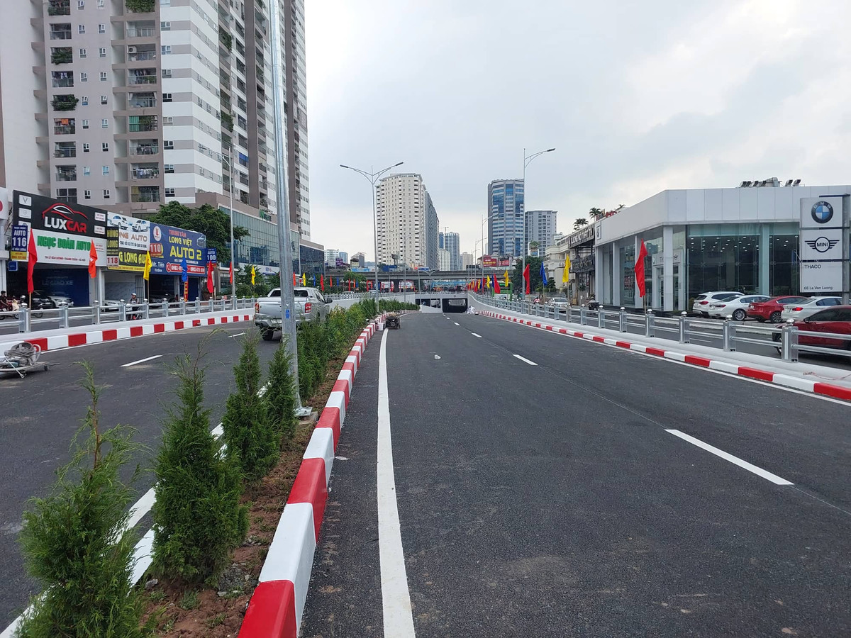Được khởi công xây dựng từ tháng 10/2022, hầm chui Lê Văn Lương - Khuất Duy Tiến dự kiến sẽ là hầm chui thứ tư tại Hà Nội. Đây cũng là 1 trong 6 dự án giao thông trọng điểm của thành phố trong những năm trở lại đây.