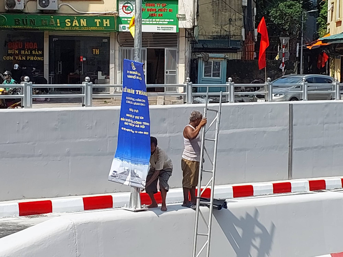 Những công việc cuối cùng chuẩn bị cho lễ thông xe đang gấp rút hoàn thành.