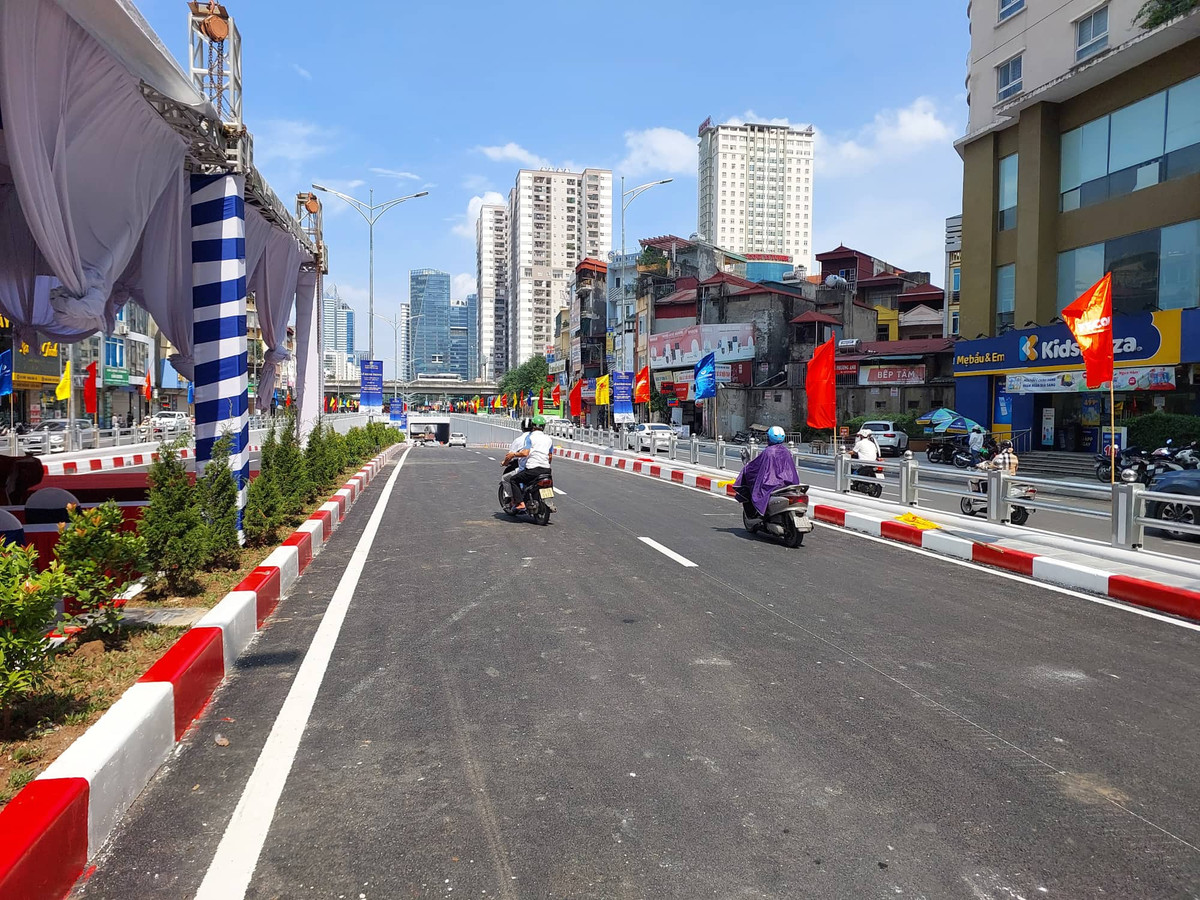 Một số người dân đã đi vào "trải nghiệm" công trình trước ngày chính thức đi vào hoạt động. Tuy nhiên họ cũng nhanh chóng được các công nhân nhắc nhở và trở về tuyến đường cũ.