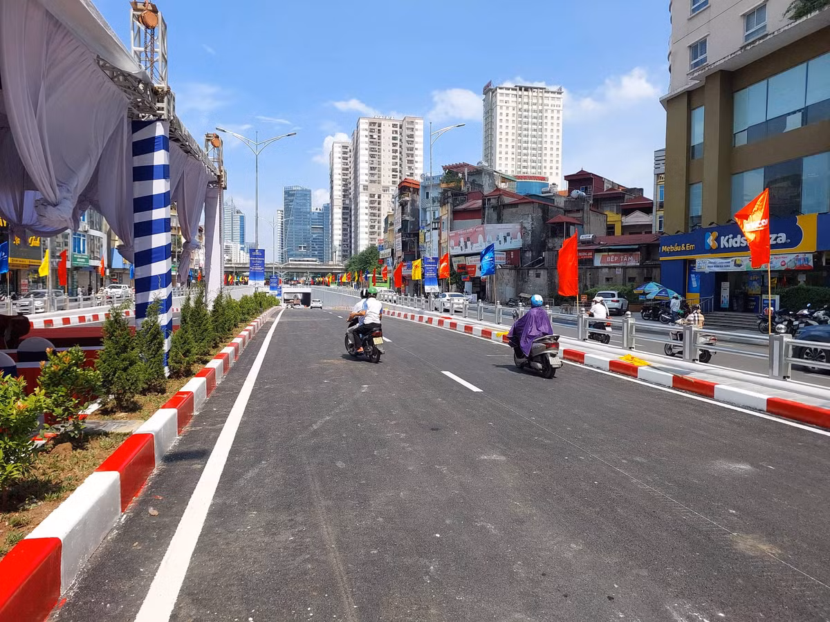 Một số người dân đã đi vào "trải nghiệm" công trình trước ngày chính thức đi vào hoạt động. Tuy nhiên họ cũng nhanh chóng được các công nhân nhắc nhở và trở về tuyến đường cũ.