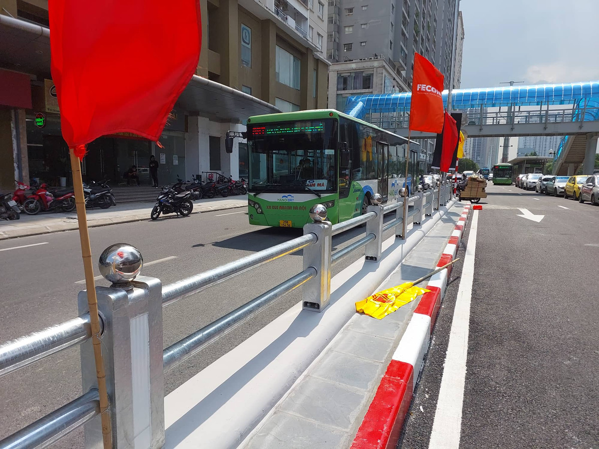 Trước ngày khánh thành, xe bus BRT vẫn phải đi chung làn với các phương tiện khác.