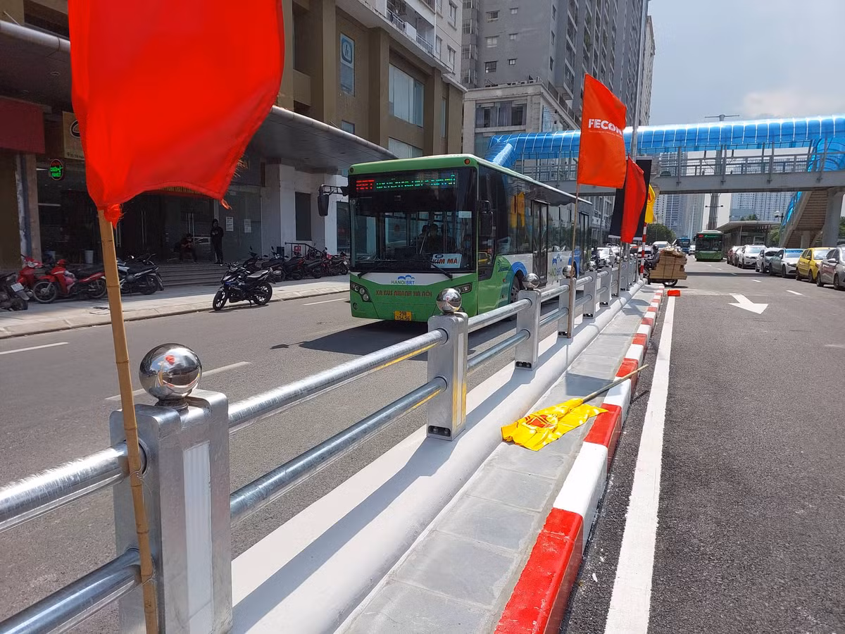 Trước ngày khánh thành, xe bus BRT vẫn phải đi chung làn với các phương tiện khác.