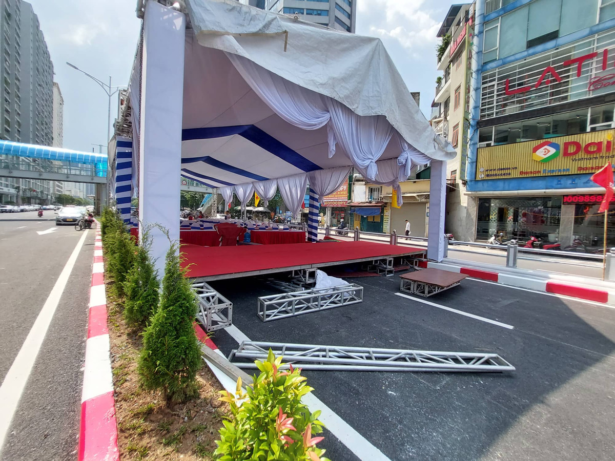 Sân khấu nơi sẽ diễn ra lễ khánh thành vào sáng mai, ngày 5/10.