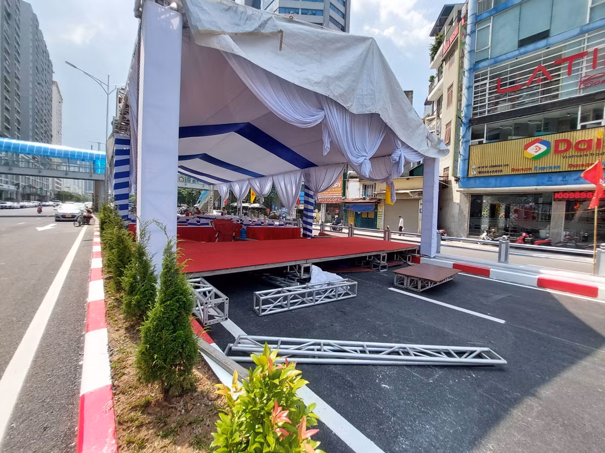 Sân khấu nơi sẽ diễn ra lễ khánh thành vào sáng mai, ngày 5/10.