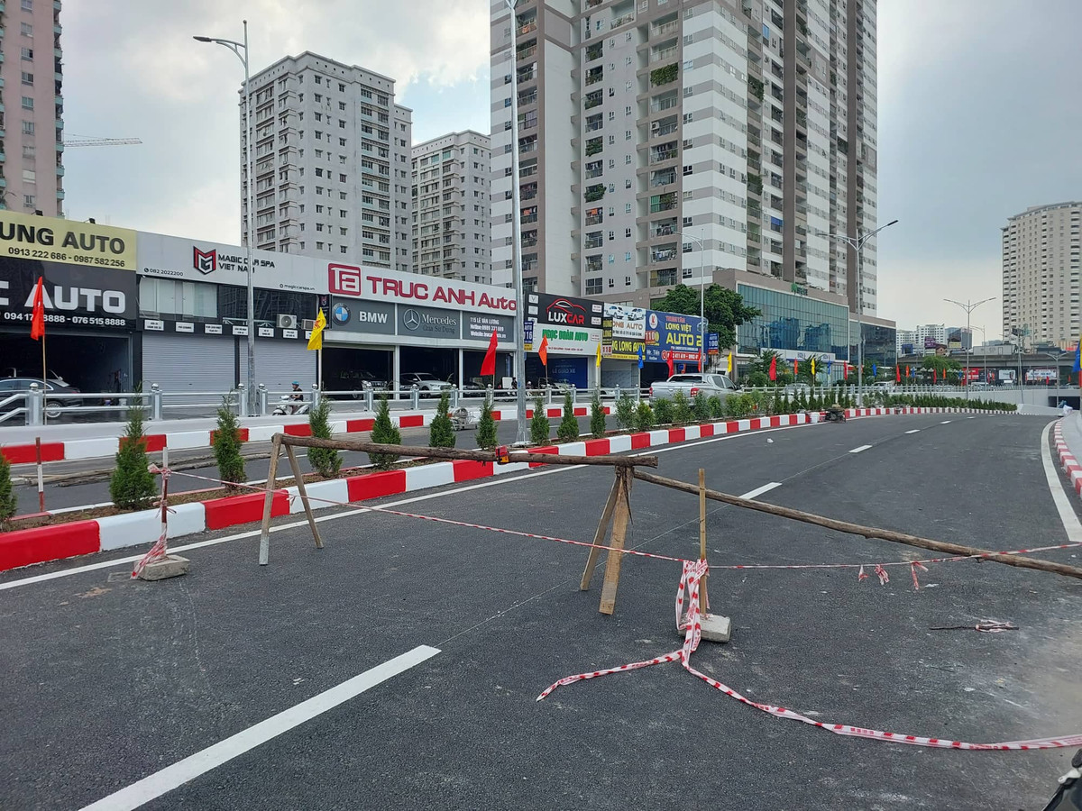 Lớp rào chắn bằng tôn trước kia đã được gỡ bỏ, để lộ ra công trình hoàn thiện và đã có thể được quan sát trước ngày thông xe.