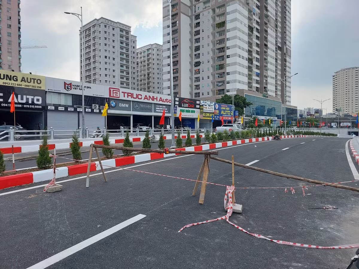 Lớp rào chắn bằng tôn trước kia đã được gỡ bỏ, để lộ ra công trình hoàn thiện và đã có thể được quan sát trước ngày thông xe.