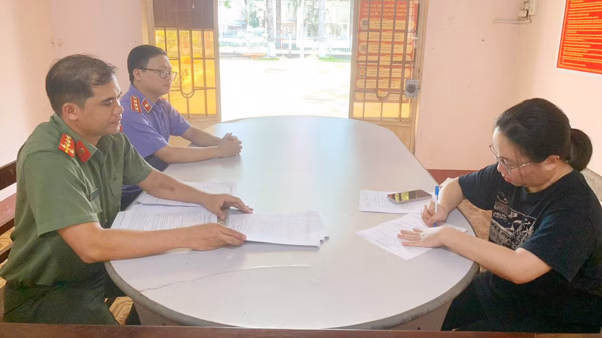 Binh Duong: Khoi to nhom nguoi mua, ban trai phep hoa don-Hinh-2