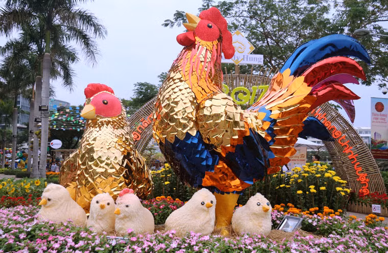 Đặc biệt, tại Phú Mỹ Hưng, quận 7, hơn 10 năm nay đã có "đặc sản" đường hoa Tết thu hút hàng triệu lượt khách tham quan.