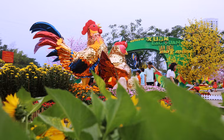 Năm nay, từ chiều 21/1 (24 tháng Chạp), đường hoa xuân Phú Mỹ Hưng đã chính thức khai mạc và kéo dài đến mùng 6 Tết Đinh Dậu.