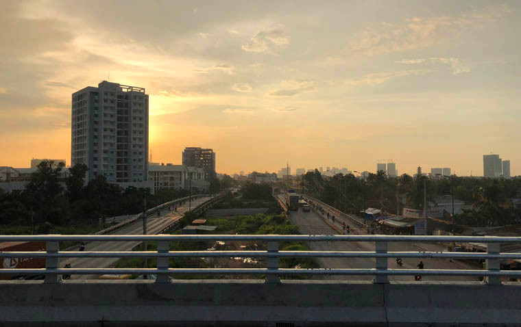 Các tuyến đường xung quanh như Đồng Văn Cống, Nguyễn Thị Định xe cộ cũng lưu thông xuyên suốt suốt từ sáng đến tận chiều tối, bất kể giờ cao điểm hay thấp điểm.