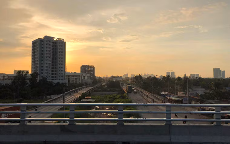 Các tuyến đường xung quanh như Đồng Văn Cống, Nguyễn Thị Định xe cộ cũng lưu thông xuyên suốt suốt từ sáng đến tận chiều tối, bất kể giờ cao điểm hay thấp điểm.