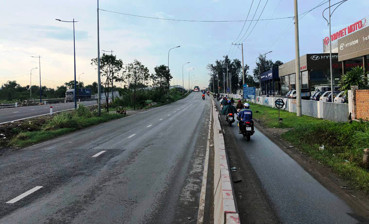 Hình ảnh chưa từng thấy trên tuyến đường Võ Chí Công (hướng từ cầu Phú Mỹ về nút giao thông Mỹ Thủy) vào giờ cao điểm chiều đầu tuần ngày 2/7.