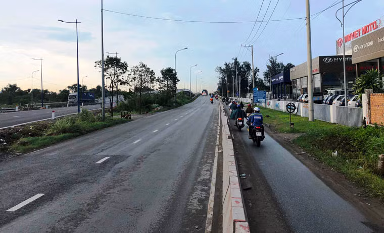 Hình ảnh chưa từng thấy trên tuyến đường Võ Chí Công (hướng từ cầu Phú Mỹ về nút giao thông Mỹ Thủy) vào giờ cao điểm chiều đầu tuần ngày 2/7.