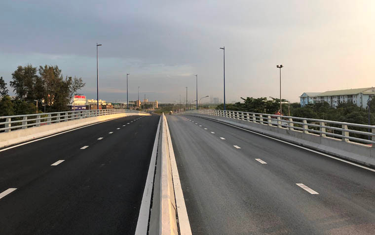 Cầu vượt qua nút giao thông Mỹ Thủy...