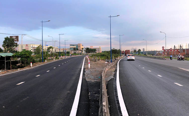 Tất cả các làn đường từ mô tô, ôtô, xe tải đều thông thoáng đến ngỡ ngàng vào giờ cao điểm chiều 2/7.