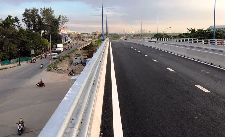 Trên cầu vượt và phía dưới vòng xoay vào cảng Cát Lái đều thông thoáng.