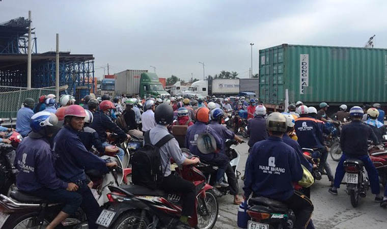 Thảm cảnh người đi xe máy chen chút cùng xe tải, container ở nút giao Mỹ Thủy trước khi cầu vượt, hầm chui thuộc dự án đầu tư xây dựng nút giao thông Mỹ Thủy hoàn thành...