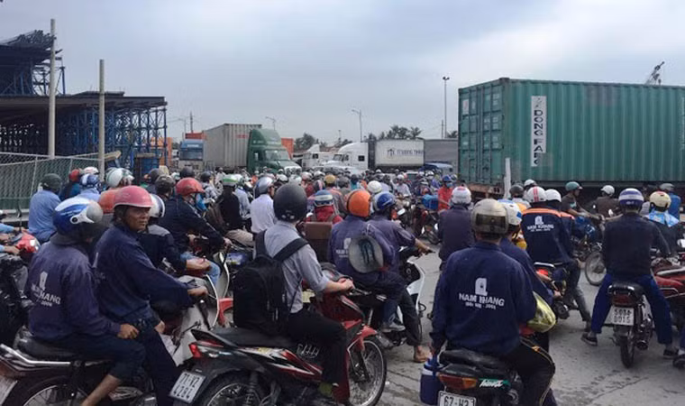 Thảm cảnh người đi xe máy chen chút cùng xe tải, container ở nút giao Mỹ Thủy trước khi cầu vượt, hầm chui thuộc dự án đầu tư xây dựng nút giao thông Mỹ Thủy hoàn thành...