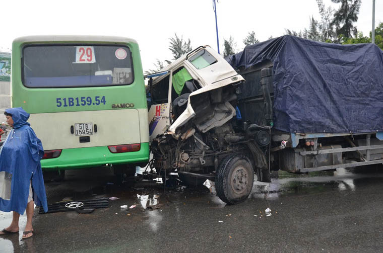 "Vòng xoay tử thần" cũng được nhiều tài xế, người dân đặt cho nút giao thông Mỹ Thủy vì nơi đây thường xuyên xảy ra các vụ tai nạn gây chết người.