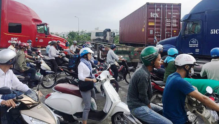 Hàng ngày, hàng vạn phương tiện, nhất là xe tải, xe đầu kéo container... từ các hướng đường Vành đai 2, Đồng Văn Cống, Nguyễn Thị Định, Mai Chí Thọ dồn dập đổ về nút giao thông Mỹ Thủy (quận 2, TPHCM) để vào các cảng Cát Lái, Phú Hữu; đường cao tốc TPHCM - Long Thành - Dầu Giây, cầu Phú Mỹ... nên khiến nút giao này luôn trong tình trạng quá tải vì kẹt xe... 