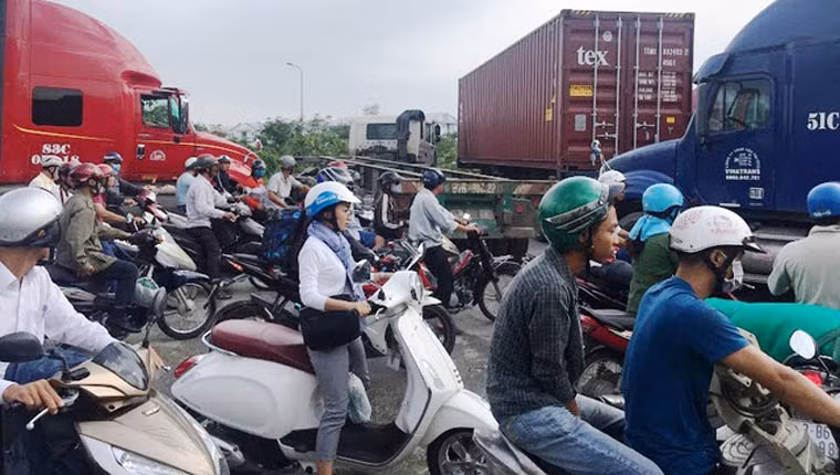 Hàng ngày, hàng vạn phương tiện, nhất là xe tải, xe đầu kéo container... từ các hướng đường Vành đai 2, Đồng Văn Cống, Nguyễn Thị Định, Mai Chí Thọ dồn dập đổ về nút giao thông Mỹ Thủy (quận 2, TPHCM) để vào các cảng Cát Lái, Phú Hữu; đường cao tốc TPHCM - Long Thành - Dầu Giây, cầu Phú Mỹ... nên khiến nút giao này luôn trong tình trạng quá tải vì kẹt xe...