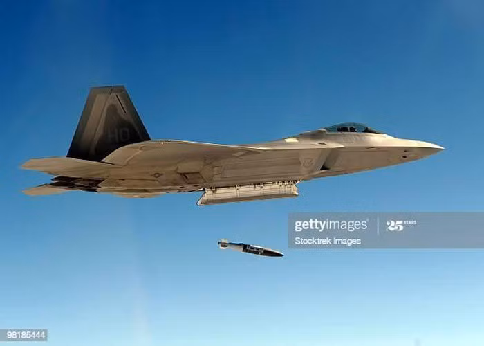 Trong trường hợp nổ ra chiến tranh tổng lực, tiêm kích F-35 nhờ khả năng cất hạ cánh đường băng ngắn sẽ được dàn trải trên diện rộng và xuất kích từ các sân bay nhỏ để tung đòn trả đũa hạt nhân nhằm vào nước Nga.