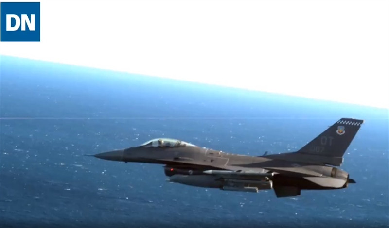 Chiến đấu cơ tham gia thử nghiệm là F-16C Fighting Falcon thuộc Phi đội Thử nghiệm và Đánh giá thứ 85 của Không quân Mỹ. Trong vụ thử đặc biệt này, tiêm kích F-16 đã không sử dụng tên lửa đối không thường thấy mà dùng rocket không đối đất AGR-20A. Cuộc đánh chặn được thực hiện trên vùng biển Vịnh Mexico - khu vực hoạt động của Căn cứ Không quân Eglin.