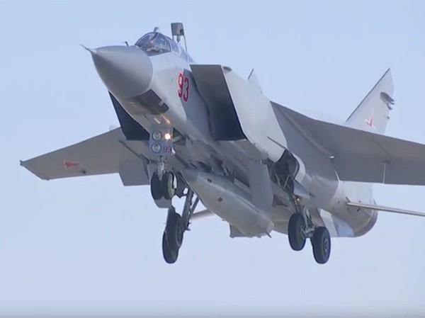 Bên cạnh đó, nó cũng không có khả năng bám biển hay thực hiện các đường bay phức tạp để đánh lừa hệ thống phòng không đối phương như tên lửa diệt hạm thực thụ mà chỉ đơn giản là thực hiện một cú bổ nhào có hiệu chỉnh mà thôi.