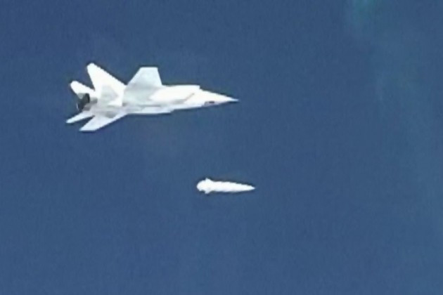 “Một tên lửa có đầu đạn nặng nửa tấn di chuyển với tốc độ lớn không chỉ có khả năng phá hủy các mạch tuần hoàn chất làm mát, mà còn dẫn đến gây nổ lò phản ứng hạt nhân trong quá trình hoạt động của tàu sân bay”.